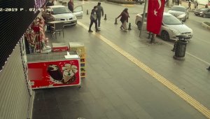 Simitçi dükkanına dalan otomobilden dakikalarla kurtuldular