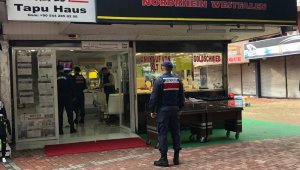 Suçüstü yakalanan kuyumcu hırsızının kıyafeti pes dedirtti