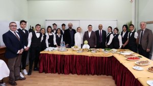 Tütüncü, turizmci gençlerle bir araya geldi