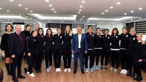 Uysal'dan bayan hentbol takımına moral