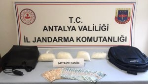 Uyuşturucu taciri aracıyla suçüstü yakalandı