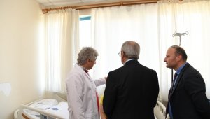 Vali Karaloğlu, çift kol nakilli hastayı ziyaret etti