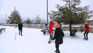 Yurt yolu kardan kapanan öğrencilerin kar sevinci