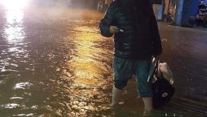 Alanya'da sağanak; ev ve iş yerlerini su bastı