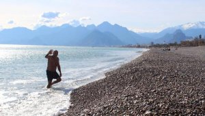 Antalya'da fırtınanın ardından deniz keyfi