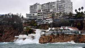 Antalya'da şiddetli yağış, fırtına ve hortum, tarım alanlarını vurdu lar
