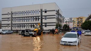 Antalya'da şiddetli yağış, fırtına ve hortum, tarım alanlarını vurdu