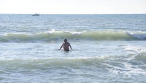 Antalya'da tatilcilerin güneş ve deniz keyfi