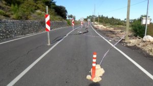 Antalya'da yolda heyelan nedeniyle çökme