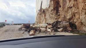 Dağdan kopan kaya parçaları, yola düştü