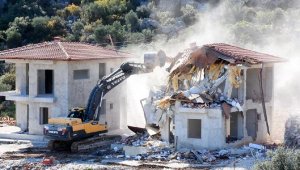 Demre'de sit alanına yapılan 4 kaçak villa yıkıldı