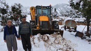 Karda mahsur kalan çoban ve keçi sürüsü kurtarıldı