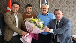 MUHTARLARDAN ÇİÇEKLİ TEŞEKKÜR