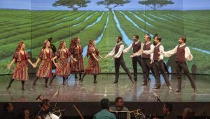 Orkestra eşliğinde türküler ve dans