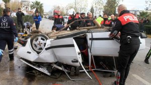 Otomobil önce refüje sonra ağaca çarpıp taka attı: 1'i ağır 3 yaralı