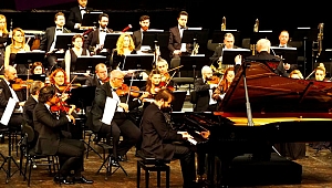 Piyanosuyla büyüledi