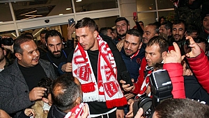 PODOLSKI İMZAYI ATTI