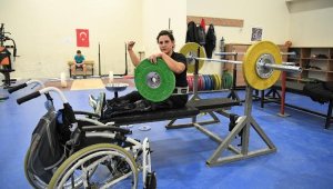 Simge'nin en büyük hayali ülkesini temsil etmek