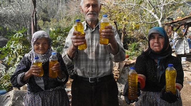 Atalarından kalma yöntemle zeytinyağı üretiyorlar