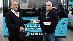 Binlerce liralık dövizi  sahibine teslim etti