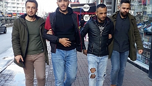 Çaldıkları telefonu  satarken yakalandılar
