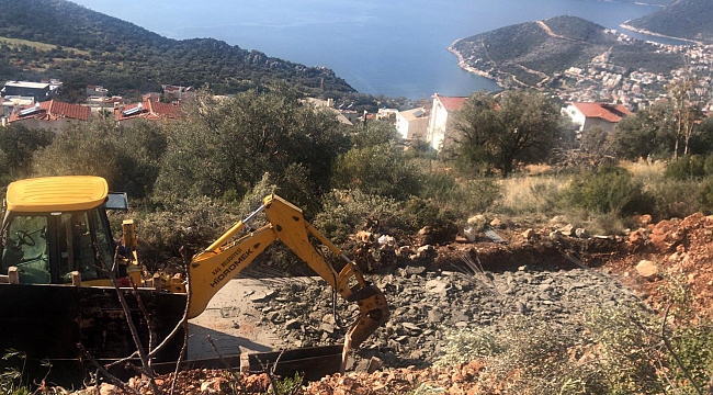 Deniz manzaralı kaçaklar yıkıldı