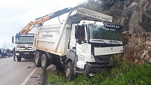 Hafriyat kamyonu 20 metreden düştü
