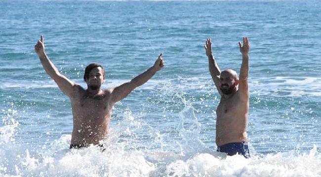 İki arkadaşın kış ortasında deniz keyfi