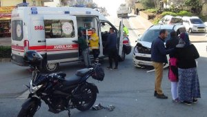 Motosiklet sürücüsü kaskı sayesinde kurtuldu