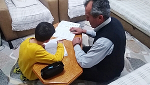 OĞLUNA EVDE EĞİTİM VERİYOR