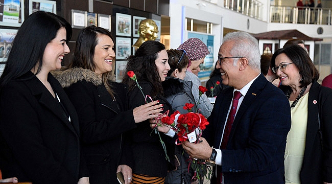 8 Mart'ı kırmızı karanfillerle kutladılar