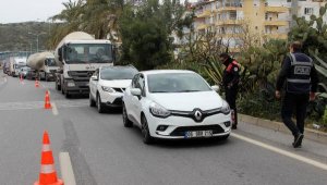 Alanya'da koronavirüs denetiminde uzun kuyruklar oluştu