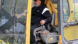 Çiftçi başkan  bahçesinde