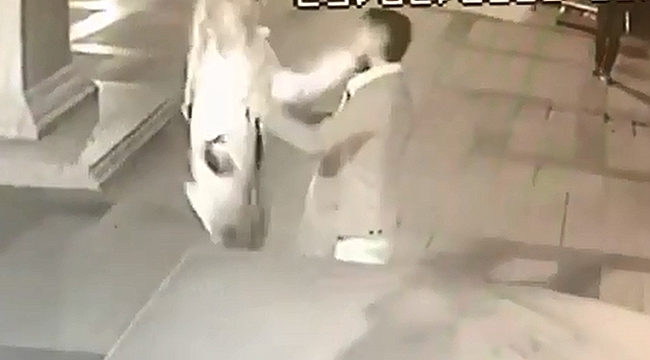 Genç kadın, erkeği defalarca tokatladı