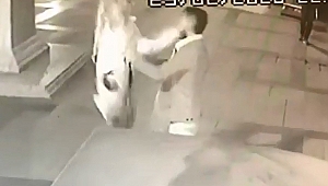 Genç kadın,  erkeği  defalarca tokatladı