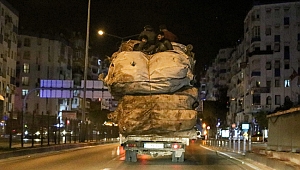 Kamyonet üzerinde  tehlikeli yolculuk