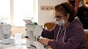 Öğretmenler de  maske üretiyor