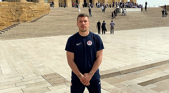 Podolski, Anıtkabir'i ziyaret etti