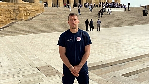 Podolski,  Anıtkabir'i  ziyaret etti
