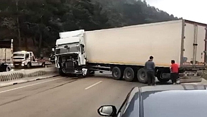 TIR kaza yaptı  trafik felç oldu