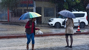 Yağmurdan kaçanlar  durağa sığındı