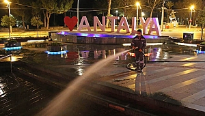 Yollar yıkanarak  dezenfekte ediliyor