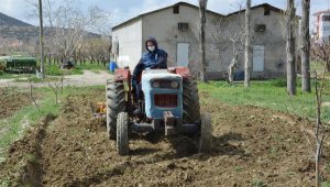 '65 yaş' yasağı yüzünden dışarı çıkamadı, bahçesini polis sürdü