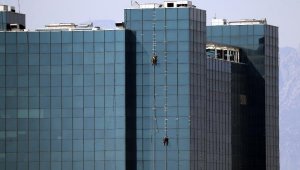 65 metrelik AVM'nin dış cephesinde onarımı dağcılar yapıyor