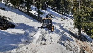 Akseki'de motosikletleri kara saplanan 4 kişi kurtarıldı