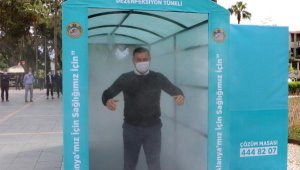 Alanya'da caddeye dezenfeksiyon tüneli konuldu