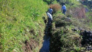 Alanya'da sulama kanallarını temizliyor
