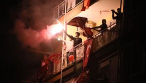 Antalya'da 23 Nisan coşkusu balkonlarda yaşandı