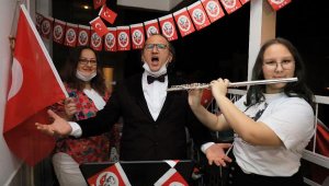 Antalya'da 23 Nisan coşkusu balkonlarda yaşandı