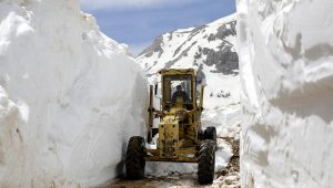 Antalya'da 7 metre karla kaplı yollar açılıyor lar